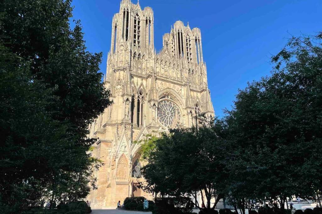 Ferienwohnung Superbe Loft 100M2 Proche Cathedrale Avec Parking Reims Exterior foto